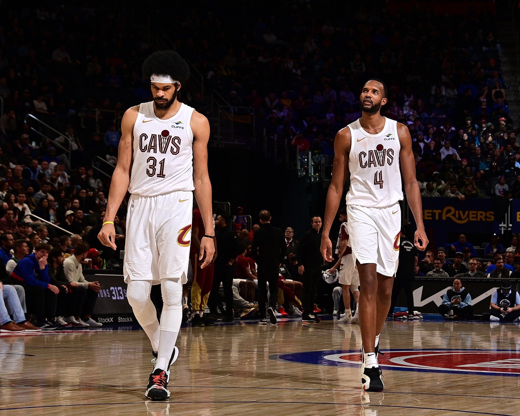 开云APP-轮番轰炸！贾勒特·阿伦单臂空接 随后莫布里突破暴扣打停黄蜂