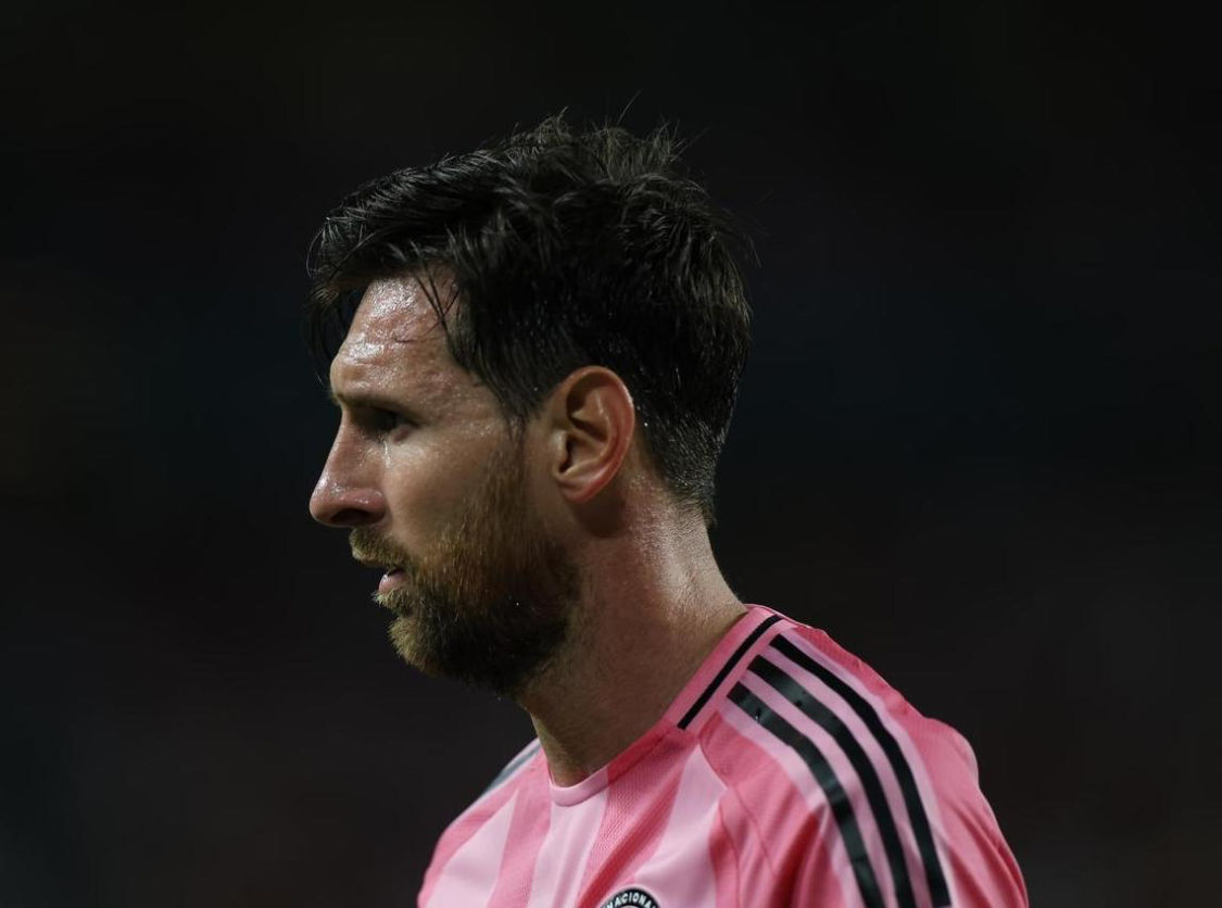 开云官网-领袖！梅西让德保罗别抱怨队友！还示意保安别拦球迷！