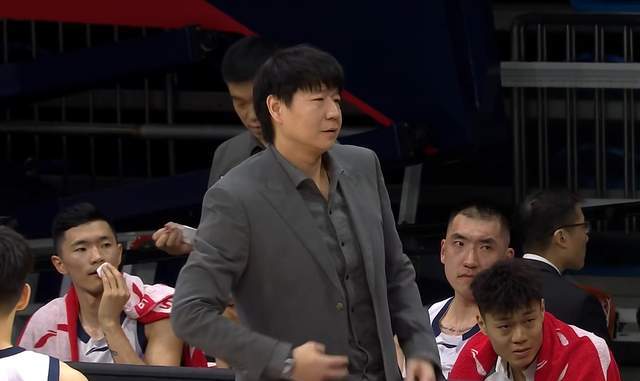 开云娱乐-疯狂打铁+情绪失控！山东男篮客场85-93不敌广州，这球输得真闹心