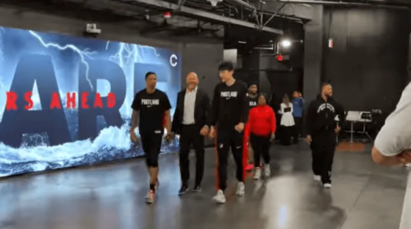 开云官网-杨瀚森赛后与总经理克罗宁拥抱沟通，全程无翻译陪同